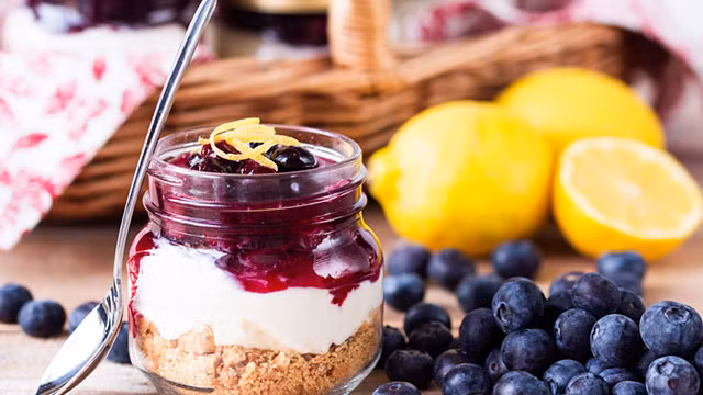 Công thức từ cam và quả việt quất. Quả việt quất chứa đầy đủ các dưỡng chất mà cơ thể cần để hoạt động khỏe mạnh. Chúng cũng là nguồn cung cấp dồi dào vitamin A, vitamin K, ma giê và chất xơ quan trọng.