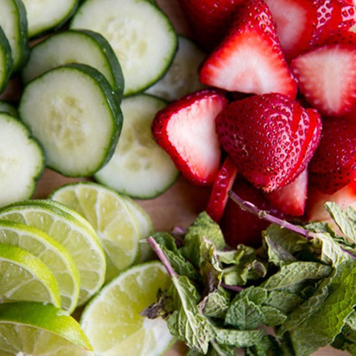 Công thức từ dâu tây, dưa leo và húng quế. Nếu như bạn còn thừa rất nhiều dâu tây trong tủ lạnh thì tại sao lại không thử thải độc, giảm mỡ bụng từ dâu tây nhỉ. Nó sẽ mang lại cho bạn hiệu quả bất ngờ đấy.