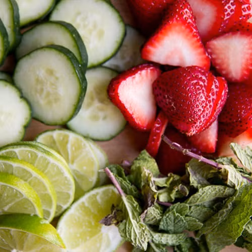 Công thức từ dâu tây, dưa leo và húng quế. Nếu như bạn còn thừa rất nhiều dâu tây trong tủ lạnh thì tại sao lại không thử thải độc, giảm mỡ bụng từ dâu tây nhỉ. Nó sẽ mang lại cho bạn hiệu quả bất ngờ đấy.