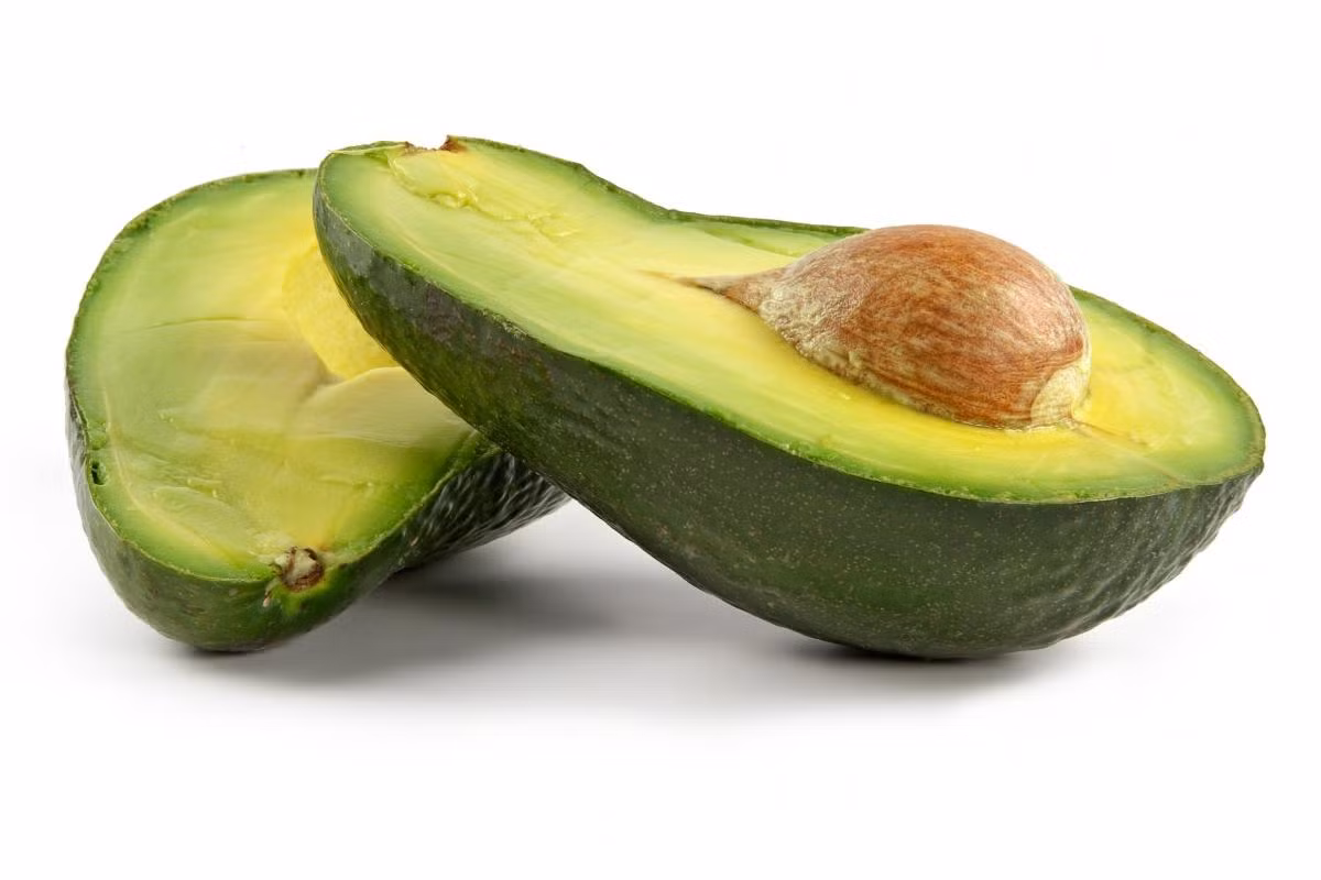 Quả bơ cho da sáng và khỏe mạnh. Cũng giống như nhiều loại trái cây khác, bơ chứa nhiều vitamin tốt cho da. Bơ còn chứa chất béo tốt Omega-9, giúp giảm mẩn đỏ và kích ứng trên da.