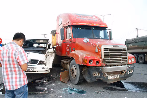 Binh Duong: Xe container va cham xe khach, 4 nguoi bi thuong-Hinh-2