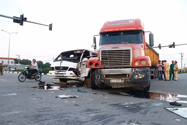 Binh Duong: Xe container va cham xe khach, 4 nguoi bi thuong