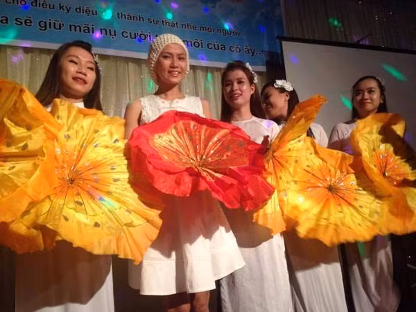 Tuy nhiên, không vì thế mà Ngọc Nữ từ bỏ hy vọng và lạc quan. Xem những bức ảnh trên trang cá nhân của Nữ, quả thực không nhiều người biết rằng cô gái lúc nào cũng nở nụ cười tươi rói kia đang mang trong mình bệnh hiểm nghèo. Đến Nữ cũng đùa rằng “có lúc mình cũng không nghĩ mình bị bệnh nữa kìa”.