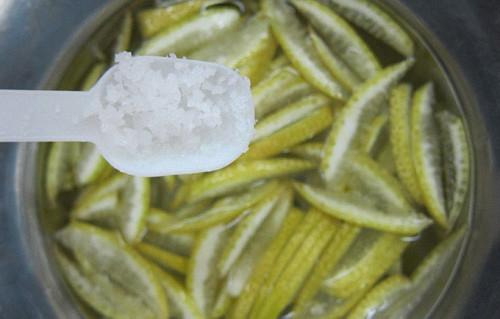 Vỏ bưởi. Lấy vỏ của 1-2 quả bưởi phơi khô, cho vào bếp nướng khoảng 4 phút, lấy ra để nguội, cắt thành miếng nhỏ và bỏ vào túi vải. Ngâm chiếc túi đó với nước nóng khoảng 10 phút. Sau đó đổ nước vào chậu ngâm chân trong khoảng 20 phút. Trong vỏ bưởi chứa nhiều tinh dầu, vitamin A, vitamin C nên khi ngâm chân sẽ giúp tăng cường miễn dịch, giúp thần kinh thư thái.