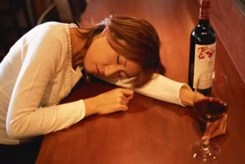 Vì nó có thể gây kích thích hệ thống tim mạch, dẫn đến co thắt mạch máu, tăng lượng máu lưu thông, tăng huyết áp, gây ra các bệnh tim mạch và mạch máu não. Mặc khác, rượu bia còn làm ảnh hưởng đến chất lượng tinh binh của nam giới, suy giảm chức năng sinh sản nếu sử dụng quá nhiều trong thời gian dài.