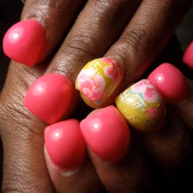 Thực tế, móng tay bong bóng là một trào lưu từng xuất hiện từ năm 2009. Tuy nhiên, đến gần đây, phong cách này lại được 'đào mộ' và nhanh chóng trở thành xu hướng mới trong cộng đồng mạng xã hội instagram.