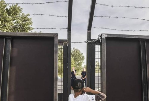 Tình hình vô cùng hỗn loạn khi mà hàng trăm người nhập cư tìm cách chống lại cảnh sát. Bạo lực leo thang buộc cảnh sát đã sử dụng hơi cay và vòi rồng để ngăn dòng người tìm kiếm tị nạn.