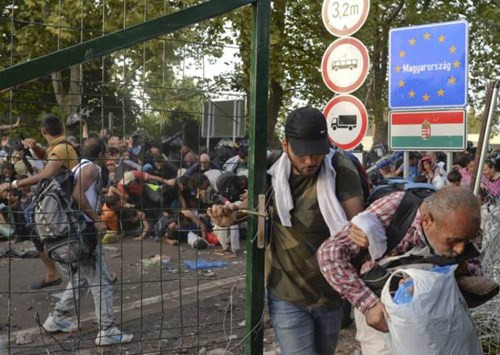 Xung đột giữa lực lượng cảnh sát Hungary với những người nhập cư tại biên giới càng trở nên căng thẳng hơn sau khi quốc gia này quyết định đóng cửa biên giới.