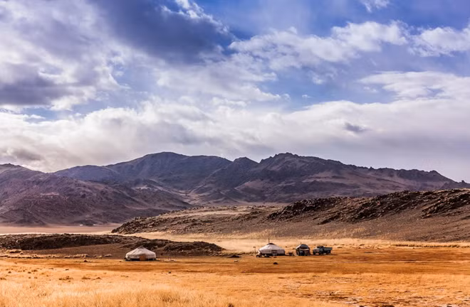 Việc nuôi đại bàng và đi săn với sự trợ giúp của chúng đã xuất hiện cách đây 4.000 năm tại vùng Trung Á. Theo Washington Post, thuần dưỡng đại bàng là một nghệ thuật đáng tự hào và là một trong những nét rực rỡ nhất trong di sản văn hóa của người dân nơi đây.