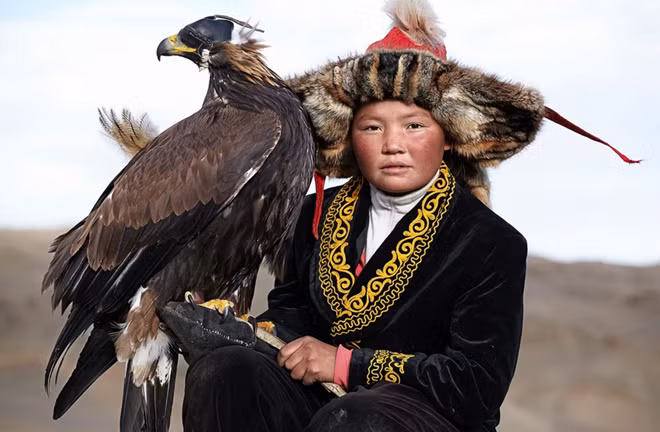 Asholpan, 13 tuổi, là con gái của một thợ săn huấn luyện đại bàng huyền thoại. Em dường như là người phụ nữ duy nhất trong số 70 người thuần dưỡng đại bàng săn trên thế giới.