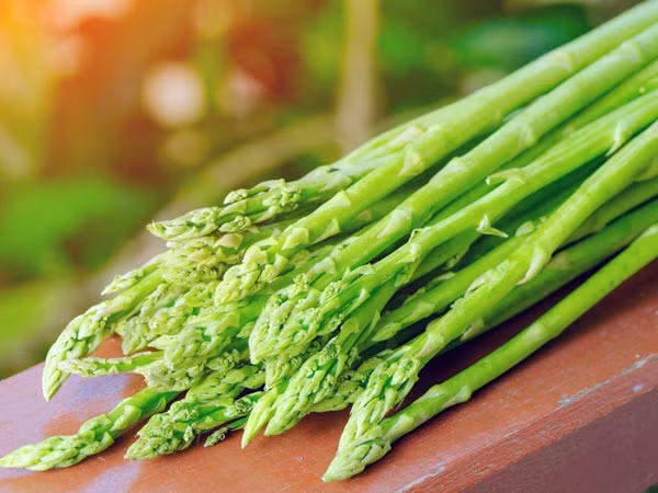 Măng tây. Các nhà nghiên cứu đã tính toán 100g chứa 20 calo. Ăn măng tây còn có thể giúp tăng tỷ lệ trao đổi chất của bạn. Không những vậy, trong măng tây còn chứa các chất dinh dưỡng được coi như một loại thuốc lợi tiểu có thể giúp loại bỏ độc tố khỏi cơ thể.