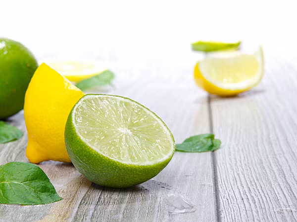 Chanh. Mỗi quả chanh chứa khoảng 20 calo. Ngoài ra, chanh còn chứa nhiều vitamin C, sự lựa chọn tuyệt vời cho chế độ ăn uống lành mạnh.