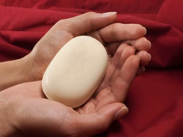 Xà bông. Các nghiên cứu cho hay, triclosan có trong xà bông diệt khuẩn đóng vai trò như một chất kháng khuẩn. Mặt khác, loại xà phòng được sản xuất từ hóa chất điều chế trong phòng thí nghiệm này gây hại cho da nói riêng và đe dọa sức khỏe của bạn nói chung. Chúng lấy đi lớp màng dưỡng ẩm bảo vệ da và gây cảm giác khô rát khó chịu.