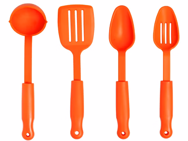 Thìa cao su. Đây được xem là 1 trong 5 công cụ bẩn nhất trong nhà bếp. Nghiên cứu cho thấy, vi khuẩn E.coli, nấm men và nấm mốc là những vi khuẩn gây bệnh phổ biến nhất bám trên thìa cao su.