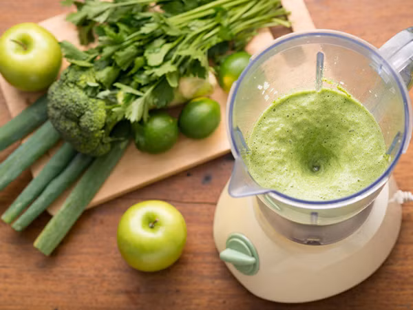 Máy xay sinh tố. Các vi khuẩn tồn đọng trong máy xay sinh tố do không vệ sinh máy xay có thể gây ngộ độc thực phẩm. Hãy chắc chắn rằng sau khi xay hoa quả, cho thêm nước vào máy và chạy lại lần nữa để loại bỏ vi khuẩn còn sót lại trong các lưỡi dao.