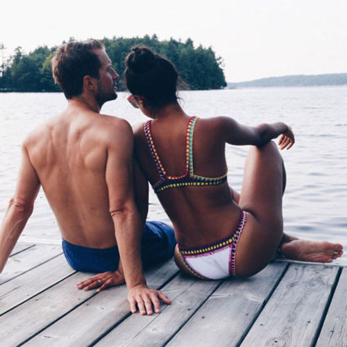 Nếp gấp đùi (thighbrow) là từ mà nữ giới dùng để gọi phần nếp gấp được tạo nên giữa đùi và hông khi ngồi. Mốt khoe nếp đùi được bắt nguồn từ sự trở lại mạnh mẽ của mẫu áo tắm khoét đùi cao. Nhờ đó, mỗi khi người mặc giơ chân lên hay ngồi xuống, nếp đùi của họ sẽ được khoe trọn vẹn.