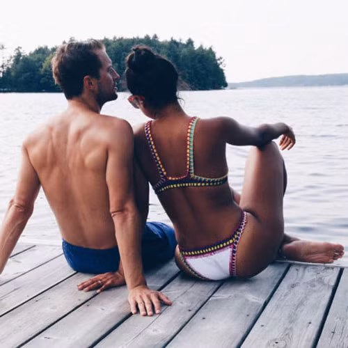 Nếp gấp đùi (thighbrow) là từ mà nữ giới dùng để gọi phần nếp gấp được tạo nên giữa đùi và hông khi ngồi. Mốt khoe nếp đùi được bắt nguồn từ sự trở lại mạnh mẽ của mẫu áo tắm khoét đùi cao. Nhờ đó, mỗi khi người mặc giơ chân lên hay ngồi xuống, nếp đùi của họ sẽ được khoe trọn vẹn.