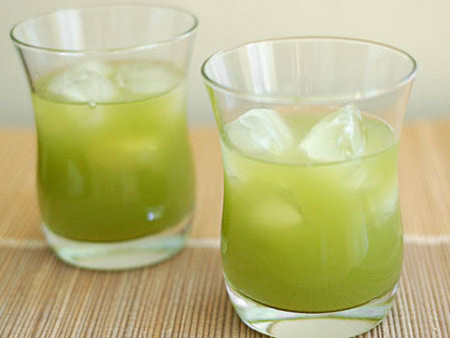 Công thức detox giảm cân với mướp đắng và mật ong. Khổ qua rửa sạch, bỏ hạt, cắt sợi cho vào máy ép lấy nước. Nếu khổ qua quá khô thì thêm nước lọc cho thích hợp. Cho nước khổ qua ra ly, thêm mật ong là có thể uống ngay.