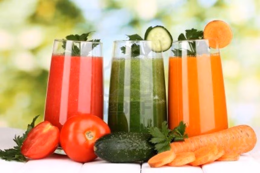 Nước rau củ ép, nước hoa quả: các loại nước trái cây, rau củ tươi đều tốt cho bệnh nhân sốt xuất huyết. Các chuyên gia nói rằng nước rau ép nguyên chất có thể cung cấp những dưỡng chất cơ bản và giúp phục hồi nhanh chóng. Bệnh nhân sốt xuất huyết cần bổ sung thêm nhiều vitamin C để tăng hệ miễn dịch. Trái cây giàu vitamin C là dâu tây, ổi, kiwi, đu đủ, giúp sản xuất các tế bào lympho. Vitamin C cũng có ảnh hưởng trực tiếp lên các vi khuẩn, vi rút.