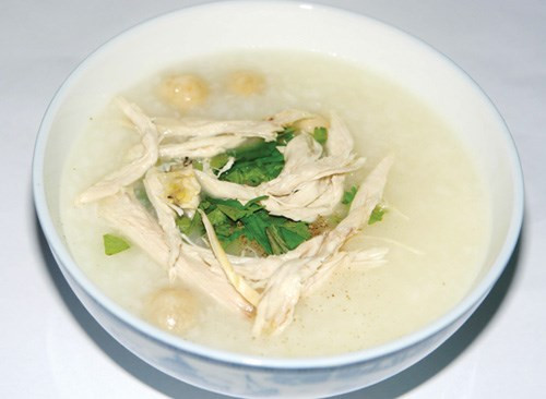 Cháo: khi bạn đang cố gắng chống chọi với vi rút sốt xuất huyết, thực phẩm tốt nhất là cháo. Ăn cháo giúp tăng sức lực, đẩy lùi bệnh tật. Nếu trường hợp bị sốt cao, cơ thể suy nhược khiến nhiệt độ cơ thể tăng cao, mệt mỏi, thở khó, sắc mặt vàng, ăn không ngọn, trướng bụng, mạch yếu…thì nên dùng các thực phẩm sau để bồi bổ sức khỏe: thịt bò, thịt thỏ, lươn, bao tử bò, hoàng kỳ, táo đỏ, nhân sâm, đảng sâm, tử hà sa, quả bí đỏ, khoai lang.