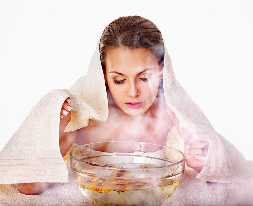 Xông mặt hỗ trợ trị mụn ẩn dưới da. Không ai cũng có đủ điều kiện để đi spa mỗi tuần để xông mặt, nhưng bạn hoàn toàn có thể ứng dụng điều này tại nhà với phương pháp tự chế xông mặt của riêng mình. Nấu nước lá trà xanh đổ ra một cái bát to, trùm 1 chiếc khăn sạch và xông trong vòng từ 5 - 7 phút, hoặc ứng dụng thêm vài giọt tinh dầu dưỡng da vào nước sôi để xông mặt.