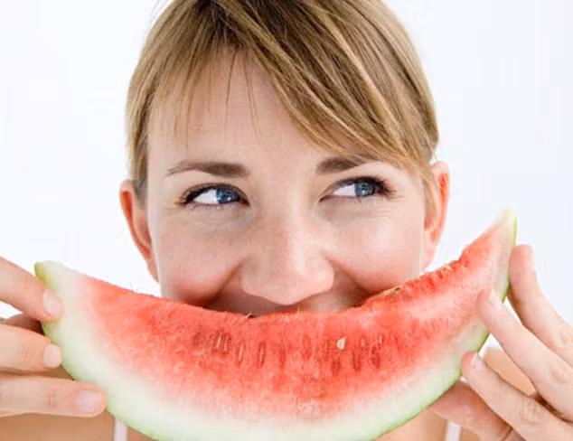 Dưa hấu. Dưa hấu rất giàu vitamin C giúp thúc đẩy quá trình sản xuất collagen, nhanh chóng chữa lành các vết sẹo trên da. Loại quả này cũng rất giàu lycopene và carotenoid giúp cải thiện lưu thông máu, giữ cho da luôn sáng rạng rỡ.