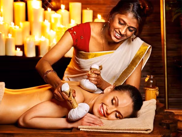 Massage với tinh dầu nuôi da khỏe. Bước này rất quan trọng để cung cấp độ ẩm, nuôi dưỡng và bảo vệ làn da của bạn. Làn da có thể thiếu độ ẩm khi rửa mặt. Khi bạn massage bằng tinh dầu, da không những được dưỡng ẩm mà còn làm tăng lưu lượng máu để nuôi da khỏe.