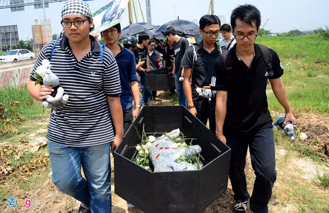 Các thành viên khênh hai "quan tài" đi chậm, bày tỏ niềm phân ưu với tê giác đã chết.