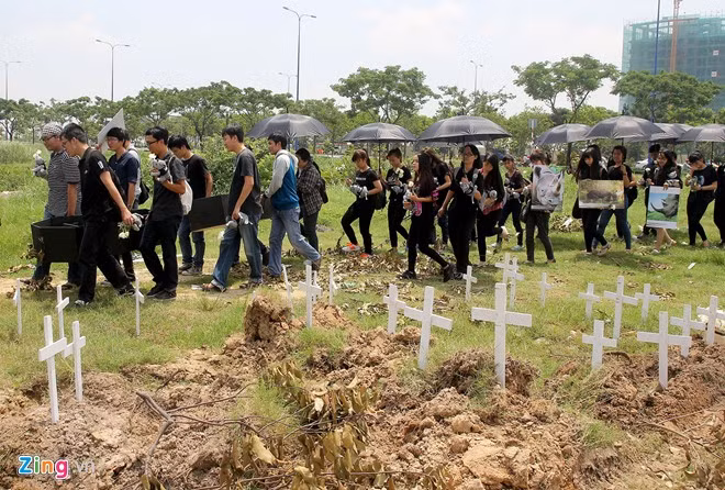 Hai "quan tài" tượng trưng của hai mẹ con tê giác bị bắn chết ở châu Phi được khênh xuống từ ô tô, đưa vòng quanh nghĩa trang