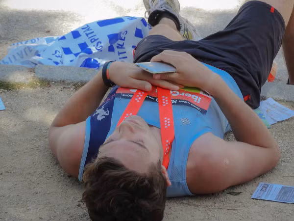 Năng lượng sụt giảm hoặc rất thấp cũng là dấu hiệu của mãn dục nam. Nói chung, ở những quý ông trải qua giai đoạn mãn dục đều có mức năng lượng rất thấp. Họ dễ dàng bị mệt mỏi trước những hoạt động thường ngày như tập thể dục, làm việc đầu óc.