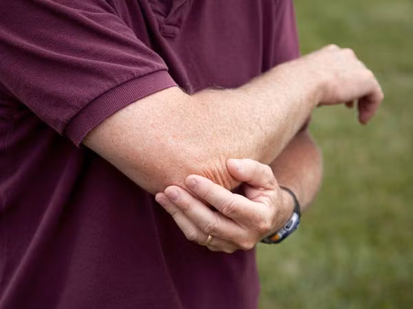 Loãng xương. Trong một số trường hợp, tình trạng mãn dục nam có thể dẫn đến loãng xương. Testosterone tăng trưởng giúp cho sự gắn kết chắc chắn giữa thân xương và màng xương để rồi phát triển đồng bộ độ lớn và độ dài của xương.