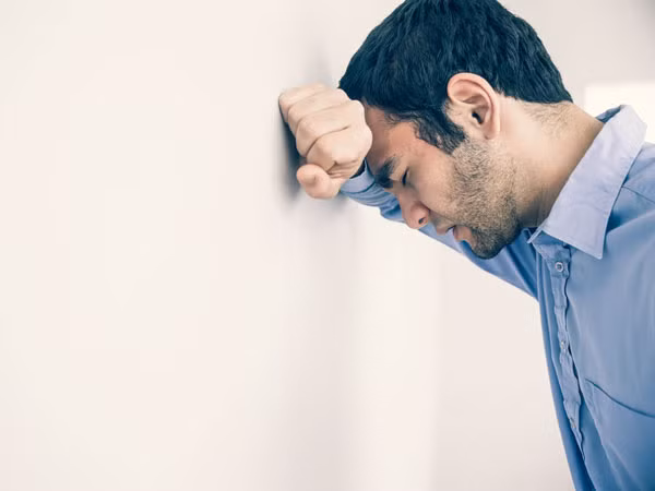 Cảm thấy kiệt sức trong mọi thời điểm cũng là dấu hiệu của mãn dục nam.