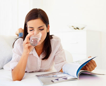 Không uống đủ nước. Da khô và nhiều nếp nhăn mới xuất hiện có thể là do da thiếu nước. Thiếu nước còn khiến da bạn yếu đi, không đủ sức chống chọi với tác động của ánh nắng mặt trời hay ô nhiễm.