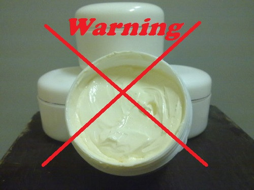 Dùng mỹ phẩm kém chất lượng. Khuôn mặt của bạn hàng ngày vốn đã chịu rất nhiều tác động từ môi trường như ánh nắng, khói bụi và lớp trang điểm…nay lại nhận thêm một lô hóa chất không rõ nguồn gốc xuất xứ hoặc các loại phụ gia gây kích ứng từ những loại mỹ phẩm kém chất lượng thì đúng là thảm họa.