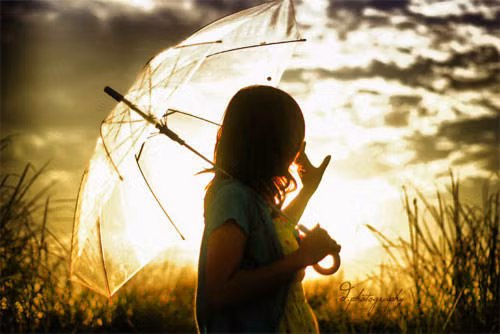 Không dùng kem chống nắng. Đây là một trong những nguyên nhân khiến da xấu nhanh nhất. Ánh nắng mặt trời là một trong những thủ phạm hàng đầu khiến da thâm nám, đen sạm và nhanh lão hóa hơn. Ánh nắng có khả năng kích thích quá trình sản sinh melanin, làm cho màu da ngày càng tối, đen.