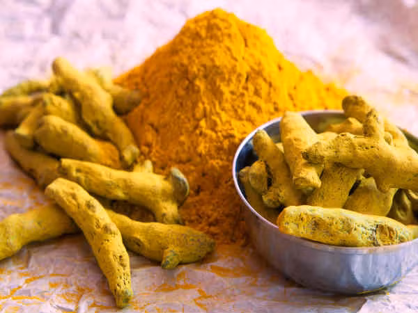 Nghệ. Theo một nghiên cứu năm 2009 bởi các nhà nghiên cứu Pháp, chất curcumin trong củ nghệ giúp giảm 26% mỡ trong động mạch. Củ nghệ còn có vitamin B6 có tác dụng duy trì mức homocysteine ​​tối ưu phòng ngừa nguy cơ tích tụ mảng bám và mạch máu bị hư hại.