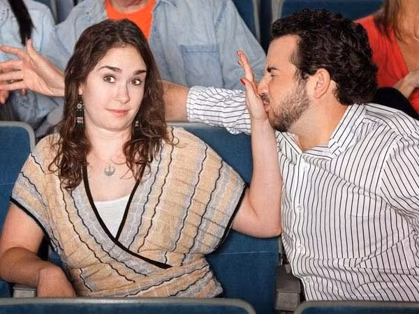 Bị hôi miệng. Hôi miệng là một trong những vấn đề sức khỏe khiến quý ông mất điểm trong khi giao tiếp hay có kế hoạch hôn ai đó. Nguyên nhân của hôi miệng có thể bắt nguồn từ ăn các loại thực phẩm gây mùi, vệ sinh răng miệng kém. Tham khảo ý kiến nha sĩ trong trường hợp này.