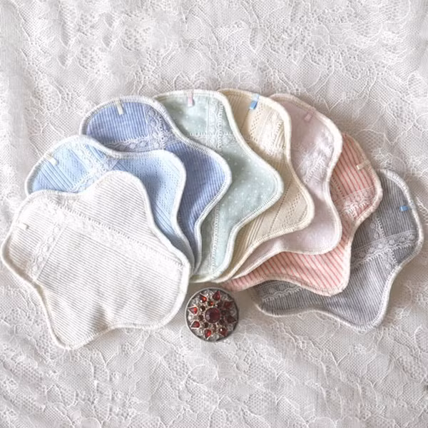 Ngày nay, trên thị trường đang xuất hiện tràn ngập trở lại các loại miếng vải hữu cơ thấm kinh nguyệt rất an toàn, phù hợp với nhu cầu của chị em. Thậm chí, sau khi sử dụng có thể giặt sạch, phơi nắng và tái sử dụng.