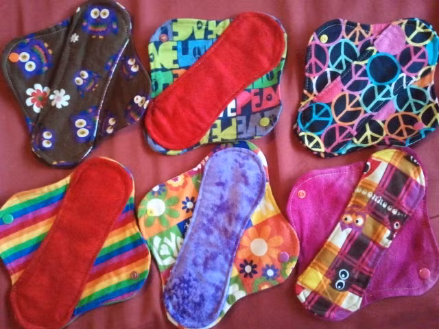 Vải khăn xô/vải hữu cơ. Loại vải này đã được sử dụng từ rất lâu trước khi loại băng vệ sinh thương mại ra đời. Các chuyên gia cho hay, loại vải này an toàn tuyệt đối với phụ nữ nếu sử dụng đúng cách.