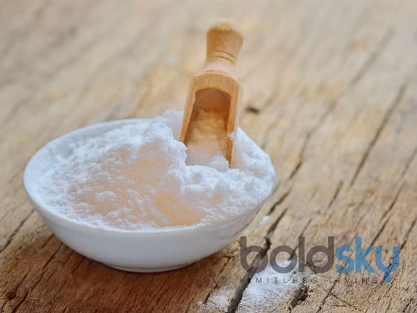 Bột baking soda. Bột baking soda hay còn được gọi là muối nở, có khả năng cải thiện da mặt bạn. Bột baking soda là một nguyên liệu thiên nhiên khá rẻ, có khả năng làm mềm và tẩy sạch mụn đầu trắng một cách dịu nhẹ.