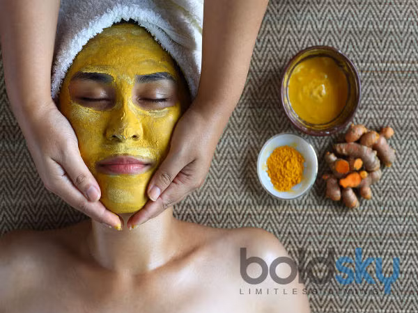 Bột nghệ và sữa. Trộn đều tinh bột nghệ và sữa chua không đường, áp dụng trực tiếp lên khu vực bị mụn đầu trắng. Tính chất sát trùng của nghệ có tác dụng giết chết vi trùng trong mụn, giúp vết sẹo nhanh lành hơn.