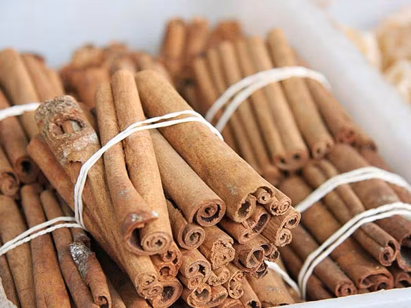 Quế. Trộn đều bột quế với nước hoa hồng, áp dụng lên khu vực bị mụn đầu trắng. Bột quế có tác dụng diệt khuẩn, đẩy nhân mụn ra nhanh hơn.