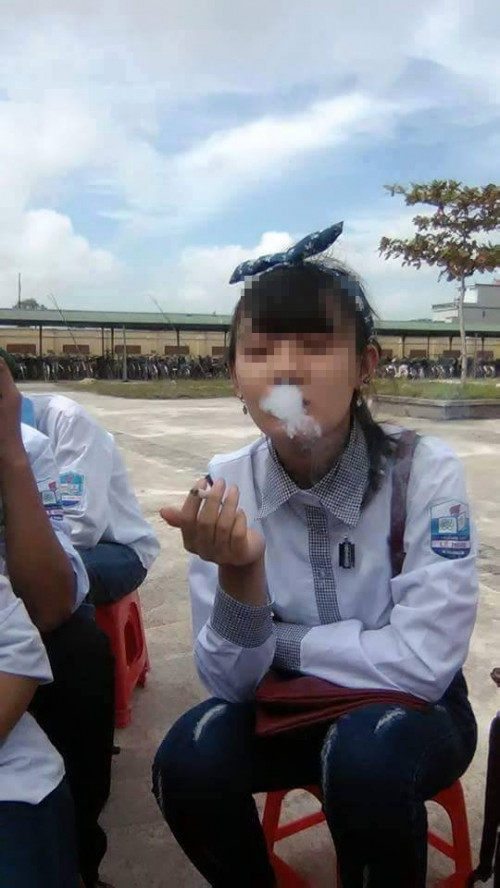 Nu sinh THPT Le Hoan hút thuóc trong le khai giảng gay sot-Hinh-2