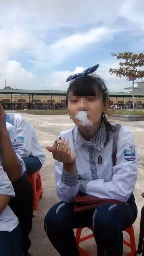 Nu sinh THPT Le Hoan hút thuóc trong le khai giảng gay sot-Hinh-2