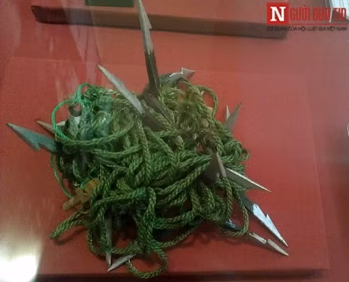 Chông đu được nối bằng dây vải dù cùng những đầu chông bằng sắt nhọn cũng sử dụng chống địch.