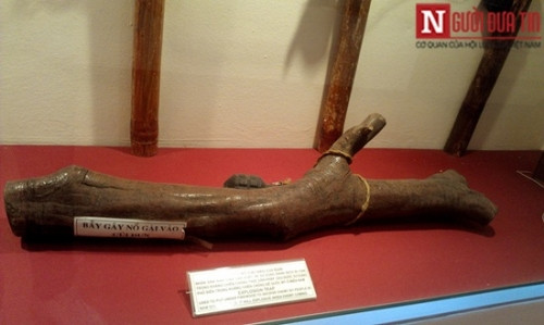 Bẫy gây nổ được gài ngụy trang vào củi đun.