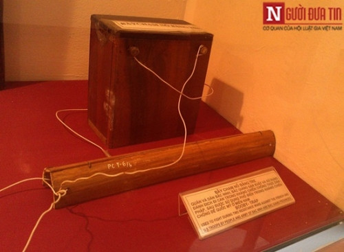 Bẫy chạm nổ bằng tre, một loại vũ khí được sử dụng lần đầu tại Bắc Ninh thời kháng chiến. Sau đó được dùng phổ biến ở Miền Nam trong những năm tháng chống Mỹ sau này.