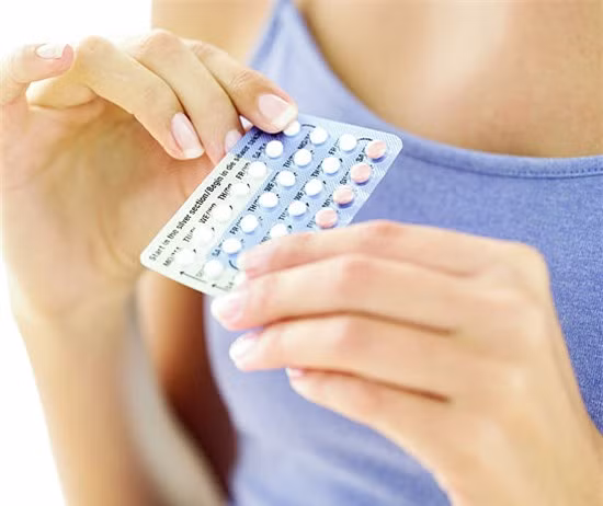  Uống thuốc tránh thai hàng ngày có thể khiến cô ấy khó có thai hơn về sau? Các chuyên gia cho hay, hầu hết các loại thuốc tránh thai nếu uống đúng hướng dẫn sử dụng sẽ không ảnh hưởng đến khả năng sinh sản về sau. Khi nào bạn muốn có thai thì có thể dừng uống thuốc trong khoảng ba tháng thì trứng sẽ tiếp tục rụng và thụ tinh được.
