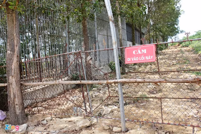 Một công nhân cho biết, hôm gặp nạn, nữ du khách bị hổ vồ đứt tay tự ý đi vào khu vực đặt biển cấm. Đây là nơi cán bộ, công nhân chăm sóc mới được vào cho hổ ăn. Tuy nhiên, theo ghi nhận của phóng viên, nơi đây rào chắn khá sơ sài.