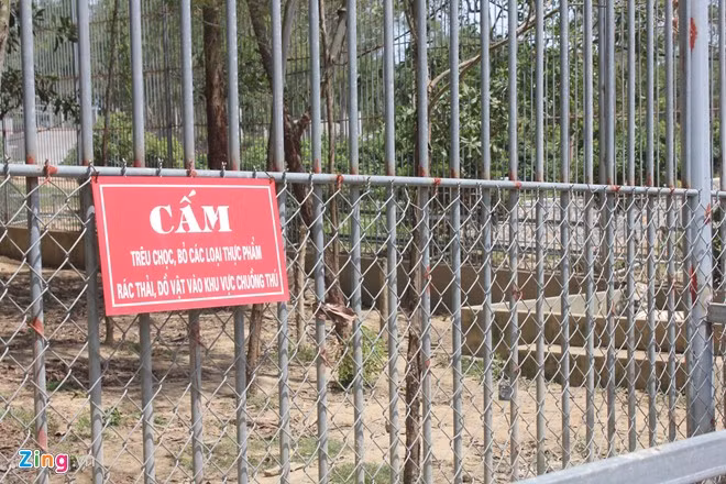 Cứ khoảng 3 m Ban quản lý Khu du lịch lại đặt một biển cảnh báo.